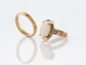 A 9ct gold and opal ring, together with a 9ct gold wedding band, (2 items), 8.5 grams total