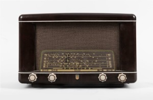 PHILIPS brown bakelite mantle radio&nbsp;with&nbsp;cream bakelite knobs, 25cm high