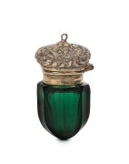 An antique faceted green glass vinaigrette with gilt silver top and original grate, 19th century, 4.2cm high overall