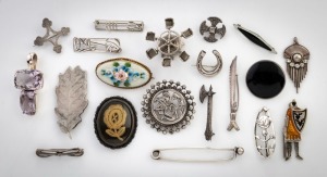 Assorted brooches, pendants and jewellery, mostly silver, 19th and 20th century, (20 items)