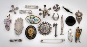 Assorted brooches, pendants and jewellery, mostly silver, 19th and 20th century, (20 items)&nbsp;