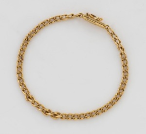 An 18ct yellow gold curb link bracelet, 20th century, stamped "750", 17cm long, 7.4 grams