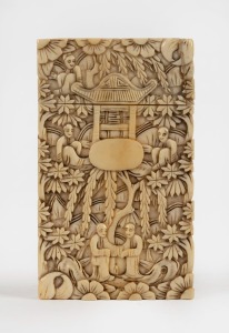 An antique Chinese carved ivory calling card case, 19th century, 8.5cm high
