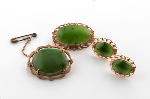 Two 9ct yellow gold and New Zealand greenstone brooches, together with a pair of matching earrings, 20th century, (3 items), ​​​​​​​the larger brooch 3cm wide