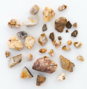 Assorted natural gold and quartz ore specimens, the largest 3.5cm wide