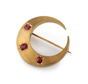 HENRY STEINER of Adelaide, antique 18ct yellow gold crescent brooch, set with three red stones, 19th century, stamped "18C. H. STEINER", ​​​​​​​3.4cm wide, 8 grams