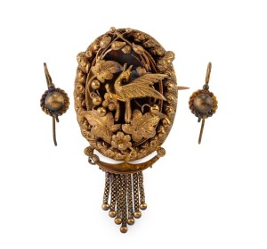 An antique Colonial Australian 18ct yellow gold brooch with bird and flowers plus tassel fringe, together with a pair of earrings, housed together in a plush fitted box, 19th century, the brooch 5.5cm high, 12.8 grams total