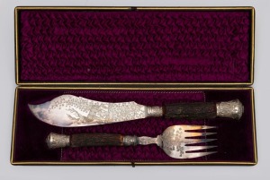 A high quality antique English sterling silver and horn fish serving set, engraved with stag and fern motif, housed in original plush fitted box, 19th century, the box 38cm wide