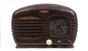 TASMA vintage brown bakelite mantle radio, 21cm high