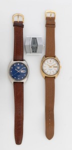 SEIKO "BELLMATIC" 17 jewel automatic wristwatch with day/date and alarm, together with a SEIKO 5 21 jewel automatic wristwatch with day/date, blue dial in stainless steel case, as well as a vintage HOGA aperture dial Swiss made watch with automatic movement, (3 items)