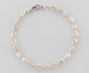 A freshwater pearl necklace with silver clasp, late 20th century, 40cm long