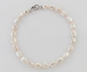 A freshwater pearl necklace with silver clasp, late 20th century, ​​​​​​​40cm long