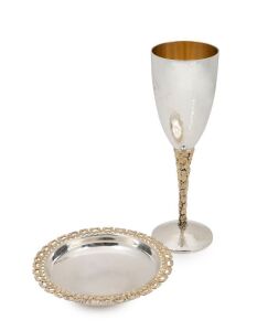 STUART DEVLIN sterling silver communion plate and chalice, housed in original plush fitted box, the chalice 19.5cm high, 350 grams total