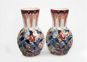 A pair of antique Japanese Imari porcelain vases with hanging wisteria frieze, Meiji Period, 19th century, 19cm high