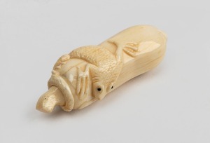 An antique Chinese carved marine ivory opium bottle with lizard decoration, 19th/20th century, ​​​​​​​9cm high