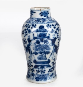 A Chinese blue and white porcelain vase, Qing Dynasty. four character mark to base, 13cm high
