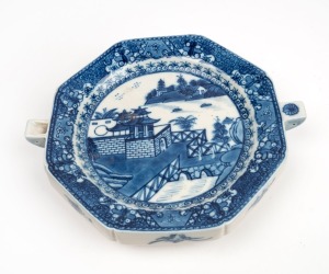 A Chinese Willow pattern blue and white porcelain warming platter, 19th/20th century, ​​​​​​​28cm wide