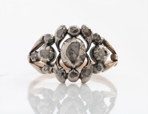 An antique Spanish Colonial rose gold and diamond cluster ring with silver mounts, South American origin, 18th/19th century, 3.3 grams