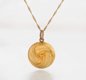 A circular gold mourning pendant with lock of hair to reverse, suspended on an 18ct gold chain, 4.7 grams total