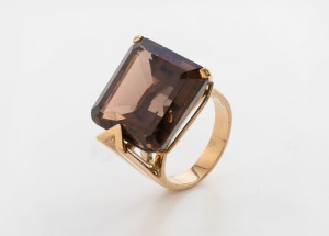 A vintage 9ct gold designer cocktail ring with impressive smoky quartz specimen, 13.4 grams total