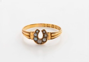 An antique English 18ct gold horseshoe good-luck ring adorned with seed pearls, 19th century, 2.3 grams total