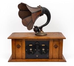 FARMER'S OF SYDNEY early oak cased radio; together with an early speaker, (2 items), the radio 22cm high, 52cm wide, 26cm deep
