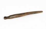 Antique Dutch earthenware oil lamp and tweezers, 17th century, excavated during diggings in Amsterdam, with letter of authenticity from Adam Langweiler, D.C., 11.5cm high - 7