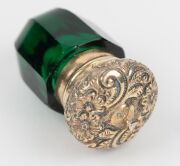 An antique faceted green glass vinaigrette with gilt silver top and original grate, 19th century, 4.2cm high overall - 2