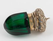 An antique faceted green glass vinaigrette with gilt silver top and original grate, 19th century, 4.2cm high overall - 3