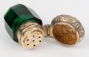 An antique faceted green glass vinaigrette with gilt silver top and original grate, 19th century, 4.2cm high overall - 4
