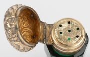An antique faceted green glass vinaigrette with gilt silver top and original grate, 19th century, 4.2cm high overall - 5