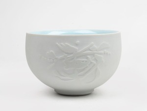 LES BLAKEBOROUGH Southern Ice porcelain bowl with blue interior, stamped "L. B." 9cm high