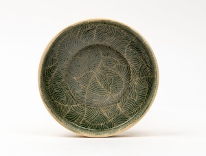 CARL COOPER green glazed pottery bowl with incised decoration, signed "Carl Cooper, 1946", ​​​​​​​14cm diameter