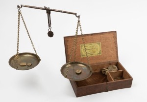 Antique gold scales with weights in oak case, bearing paper label inside the lid "W. & T. AVERY", 19th century, 24cm wide