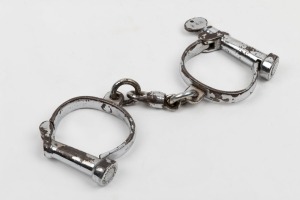 HIATT antique nickel plated handcuffs with screw-key, 23cm wide