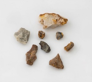 Assorted gold ore specimens, housed in an antique agate box, ​​​​​​​the box 6.5cm wide