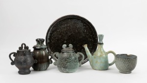 DAVID & HERMIA BOYD pottery platter, sugar bowl, three lidded sugar basins and a lidded jug, (6 items), ​​​​​​​the platter 24cm diameter