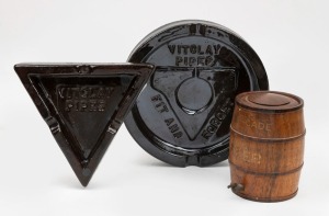 Two vintage "VIT CLAY PIPES" pottery ashtrays, together with a CASCADE BEER treen ware barrel tobacco jar, 20th century, (3 items), ​​​​​​​the larger ashtray 19cm diameter