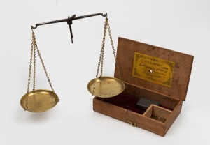 Antique gold scales and weights in oak case with original lithograph label under lid "W. & T. Avery", 19th century, the case 18cm wide