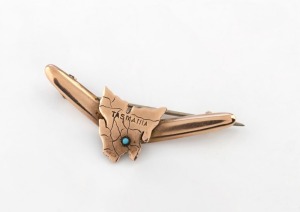 SIMONSEN of Melbourne antique Australian 9ct gold boomerang and Tasmanian map brooch, set with a turquoise to note the city of Hobart, early 20th century, stamped "9" flanked by pictorial marks,  4.5cm wide, 2.5 grams 