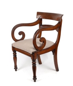 An antique English mahogany spade back carver chair, early to mid 19th century, 52cm across the arms