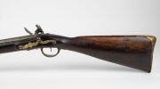 FUSIL DE CHASSE antique French flintlock fowling piece with brass furniture and 100cm barrel, circa 1750, 143cm long - 4