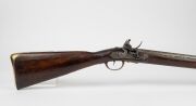 FUSIL DE CHASSE antique French flintlock fowling piece with brass furniture and 100cm barrel, circa 1750, 143cm long - 6