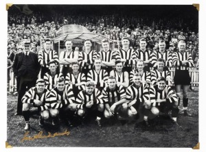 COLLINGWOOD: 1948 team photograph signed in gold by LOU RICHARDS, overall 30 x 40cm.