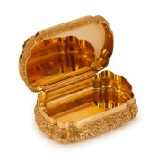 A stunning antique French solid 18ct gold box by LOUIS-FRANCOIS&nbsp;TRONQUOY of Paris. Beautifully crafted with hand-painted portrait on ivory of QUEEN VICTORIA of England, surrounded with enamel and paste stones, 1871. 4cm high, 9.3cm wide, 6.3cm deep, an im - 3