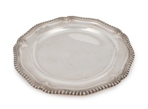 An antique English sterling silver dinner plate with engraved English coat of arms and gadrooned edge, made by Richard Sibley of London, circa 1840, and retailed by Makepeace of London, 25cm wide, 594 grams