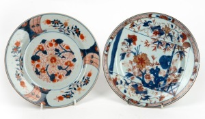 Two antique Chinese export porcelain plates with floral decoration, 18th/19th century, 22.5cm diameter