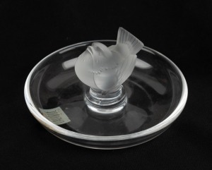 LALIQUE&nbsp;French crystal ring tray with bird decoration, engraved&nbsp;"Lalique, France" with original foil label, 10cm diameter
