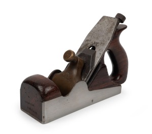 A Norris A6 model smoothing plane with rosewood infill and London Patent adjustable lever to the Norris 2 1/4" blade. Early 20th century.The steel sole 19.5cm long.&nbsp;