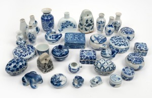 Assorted Chinese blue and white porcelain lidded boxes, vases, ornaments and weights, (22 items), the largest 10cm high